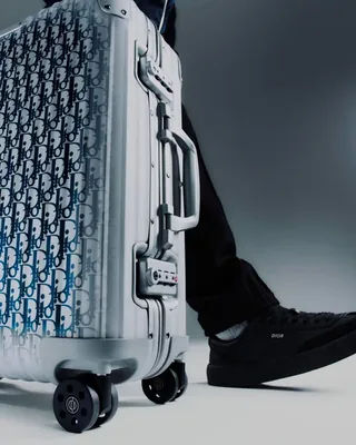 여행을 위한 가장 럭셔리한 조합✨
DIOR × RIMOWA가 다시 만났습니다. ✈️
2020년 디올 남성 컬렉션에서 첫선을 보인 디올과 리모와의 협업 컬렉션이 다시 11월 다시 돌아옵니다.
이번 러기지 캡슐은 여행을 사랑했던 무슈 디올에게 보내는 오마주. 초경량 알루미늄 케이스 위로 아이코닉한 디올 오블리크 모티브와 은은한 블루 그라데이션을 더해 시선을 사로잡습니다.
블랙과 실버를 중심으로 선보이는 기내용 캐리어는 35L 용량과 4개의 휠, TSA 인증 잠금장치를 갖춰 디자인과 실용성을 모두 챙겼는데요. 현재 디올 공식 웹사이트에서 프리오더가 진행 중이며, 정식 출시는 11월 예정입니다. 이미지