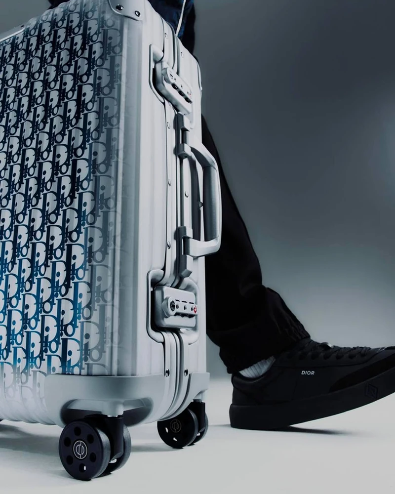 여행을 위한 가장 럭셔리한 조합✨
DIOR × RIMOWA가 다시 만났습니다. ✈️
2020년 디올 남성 컬렉션에서 첫선을 보인 디올과 리모와의 협업 컬렉션이 다시 11월 다시 돌아옵니다.
이번 러기지 캡슐은 여행을 사랑했던 무슈 디올에게 보내는 오마주. 초경량 알루미늄 케이스 위로 아이코닉한 디올 오블리크 모티브와 은은한 블루 그라데이션을 더해 시선을 사로잡습니다.
블랙과 실버를 중심으로 선보이는 기내용 캐리어는 35L 용량과 4개의 휠, TSA 인증 잠금장치를 갖춰 디자인과 실용성을 모두 챙겼는데요. 현재 디올 공식 웹사이트에서 프리오더가 진행 중이며, 정식 출시는 11월 예정입니다. 이미지1