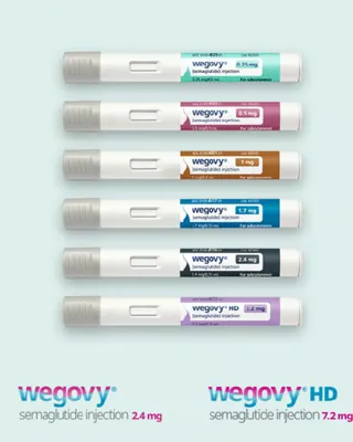 비만약 가격이 확 낮아질까요? 📉💊
노보 노디스크가 비만치료제 '위고비'의 건강보험 적용을 추진합니다. 건강보험심사평가원에 요양급여 결정신청서를 제출했는데요. 고도 비만과 동반 질환이 있는 환자들의 부담을 줄이기 위한 조치라고 합니다.
위고비의 이런 행보는 이르면 이달 출시될 한미약품의 국산 비만약 '에페'를 견제하기 위함이라는 분석이 나옵니다. 에페는 4주분 최저 용량 기준 10만원대 출시가 유력한 상황입니다. 현재 20만원대인 위고비와 마운자로에 비해 가격 경쟁력이 높죠.
위고비에 건강보험이 적용되면 환자 부담은 크게 줄어들겠지만, 실제 적용까지는 넘어야 할 산이 많아 보입니다. 비만약 가격 경쟁이 치열해지는 가운데, 환자들의 치료 문턱이 낮아질지 주목됩니다. 이미지