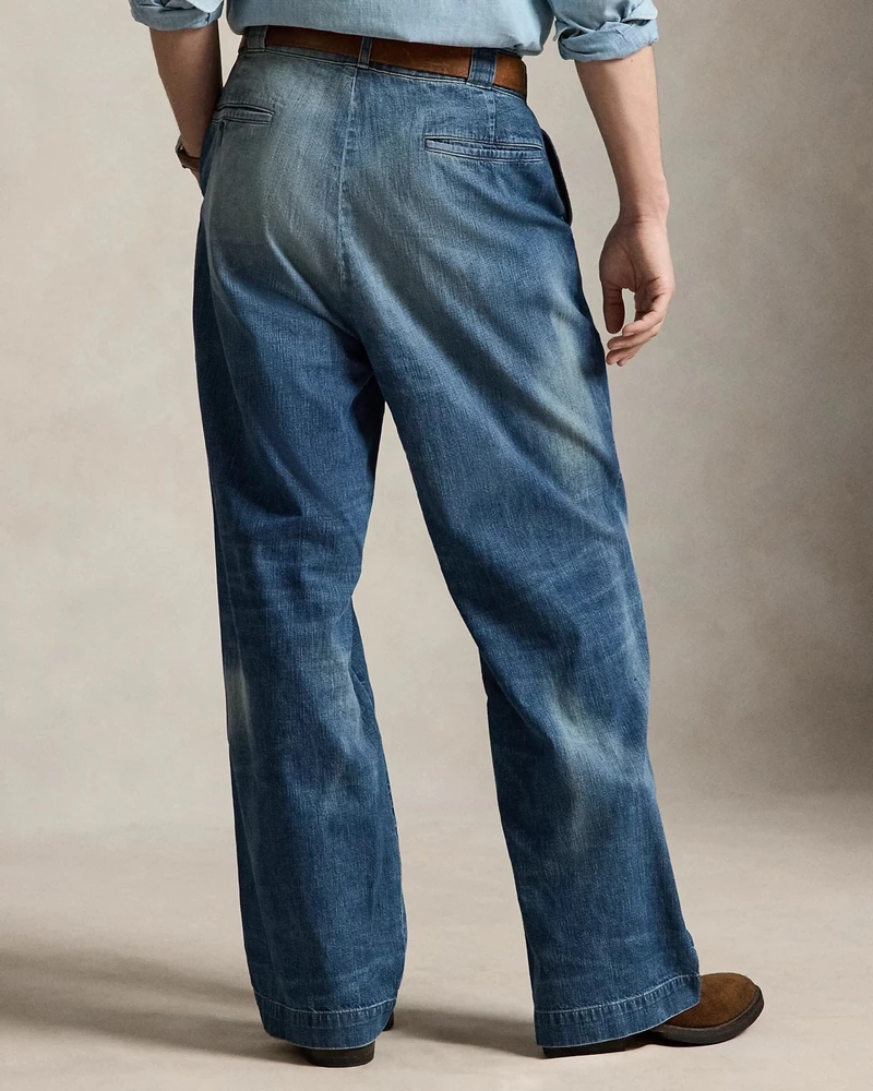 폴로 랄프 로렌 빅 데님 치노💙
1990년대 폴로 빅 치노 실루엣👖🏇인디고 워싱 데님
폴로 랄프 로렌이 1990년대 빅 치노 실루엣을 인디고 데님으로 옮겼어요. 이름도 '빅 데님 치노', 넉넉한 와이드 핏은 그대로 두고 원단만 바꿨죠.
특수 가공으로 빈티지 워싱을 더해 처음부터 오래 입은 듯한 색감이 납니다. 브라운 스웨이드 슈즈 하나만 매치해도 90년대 폴로 무드가 살아나요.
• 폴로 랄프 로렌 빅 데님 치노, 59만 원대 이미지2