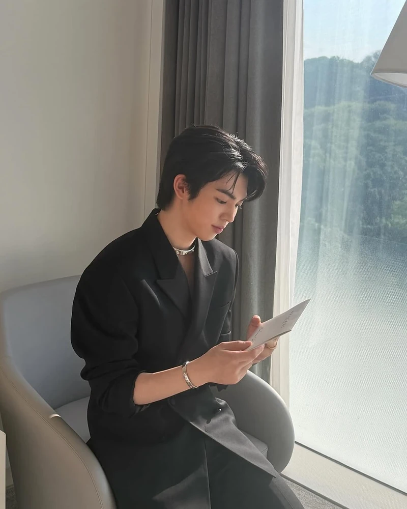 차준환, 당분간 빙판 떠납니다 ⛸️👋
한국 피겨스케이팅 남자 싱글 간판 차준환이 이번 시즌 국가대표 활동과 대회 출전을 중단합니다. 본인의 소셜미디어를 통해 "오랜 고민 끝에 이번 시즌에는 국가대표 활동과 대회 출전을 이어가지 않기로 결정했다"고 밝혔습니다.
소속팀이었던 서울시청과도 계약을 마무리했으며, 최근에는 대한체육회 선수위원직에서도 물러났습니다. 이에 따라 다가오는 국제빙상경기연맹(ISU) 그랑프리 시리즈 출전도 무산될 전망입니다.
차준환은 지난 4월 연예기획사 판타지오와 전속계약을 맺고 8월 아이스쇼 주인공으로 나서는 등 활동 영역을 넓혀왔습니다. 당분간 전문 선수 생활 대신 대중문화 활동에 전념하며 앞으로의 행보를 고민할 것으로 보입니다. 이미지2