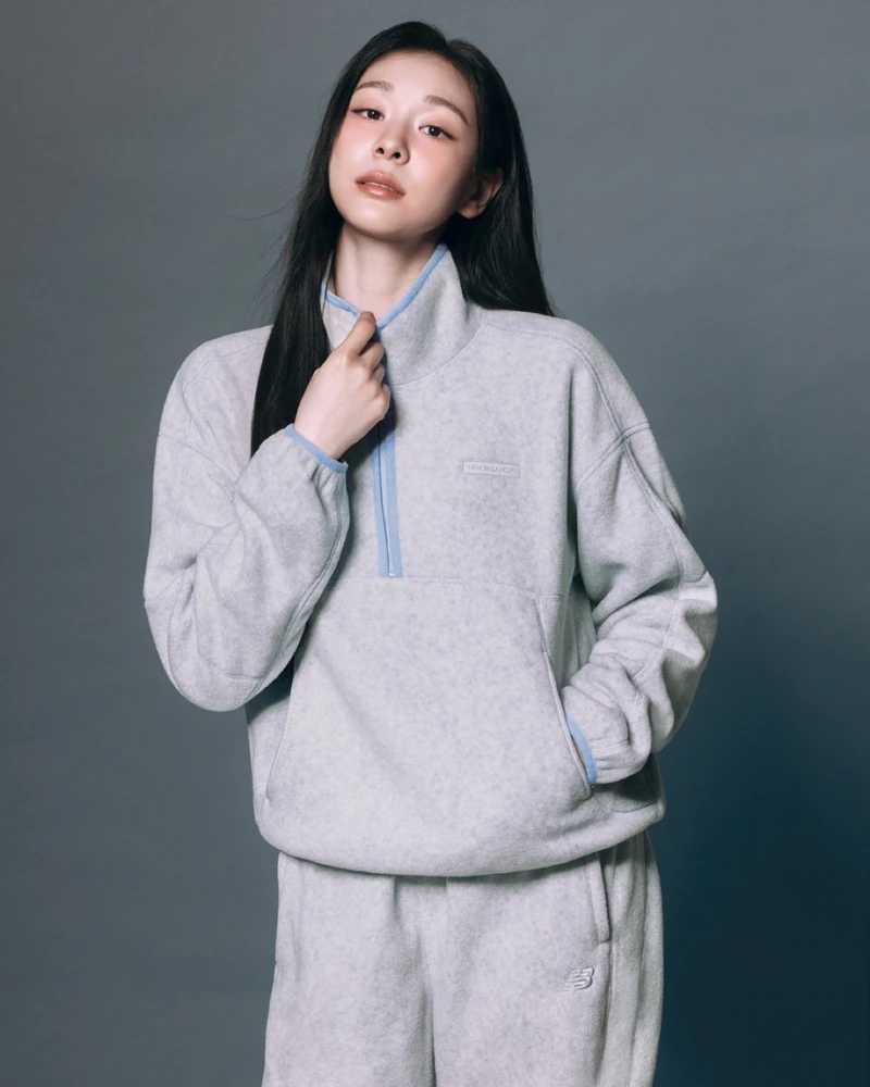 우아한 연아의 데일리 '플리스'🩵🩶
퀸연아가 즐기는 뉴발란스 우먼스 플리스 셋업☁️ 출시 소식 #광고
김연아는 플리스 코디는 두 가지 모두 위아래 한 컬러 셋업이에요.
1. 뉴발란스 우먼스 코지 플리스 셋업
광발열 플리스에 보온성을 더해 부드럽고 따뜻해요. 라이트 그레이 반집업과 와이드팬츠에 하늘색 지퍼 트림으로 스포티한 포인트를 줬죠.
2. 뉴발란스 우먼스 클라우드 플리스 셋업
흡습성과 통기성이 좋은 소재에 가벼운 보온성을 더했습니다. 크림 하이넥 반집업에 아이보리 팬츠, 부드럽게 떨어지는 실루엣으로 톤온톤을 완성했어요.
가을부터 한겨울까지 위아래로 입기 좋고, 코지는 아이보리·브라운·멀티 (스트라이프) , 클라우드는 브라운·버터 옐로우도 있습니다. 10월 14일 수요일 오픈이니 바로 확인해보세요.
뉴발란스 우먼스 코지 플리스 셋업:
• WOMEN 코지 플리스 스탠드넥 집업 (SEMI OVER FIT)
• WOMEN 코지 플리스 와이드팬츠
뉴발란스 우먼스 클라우드 플리스 셋업:
• WOMEN 클라우드 플리스 반집업 (SEMI OVER FIT)
• WOMEN 클라우드 플리스 와이드팬츠 이미지2