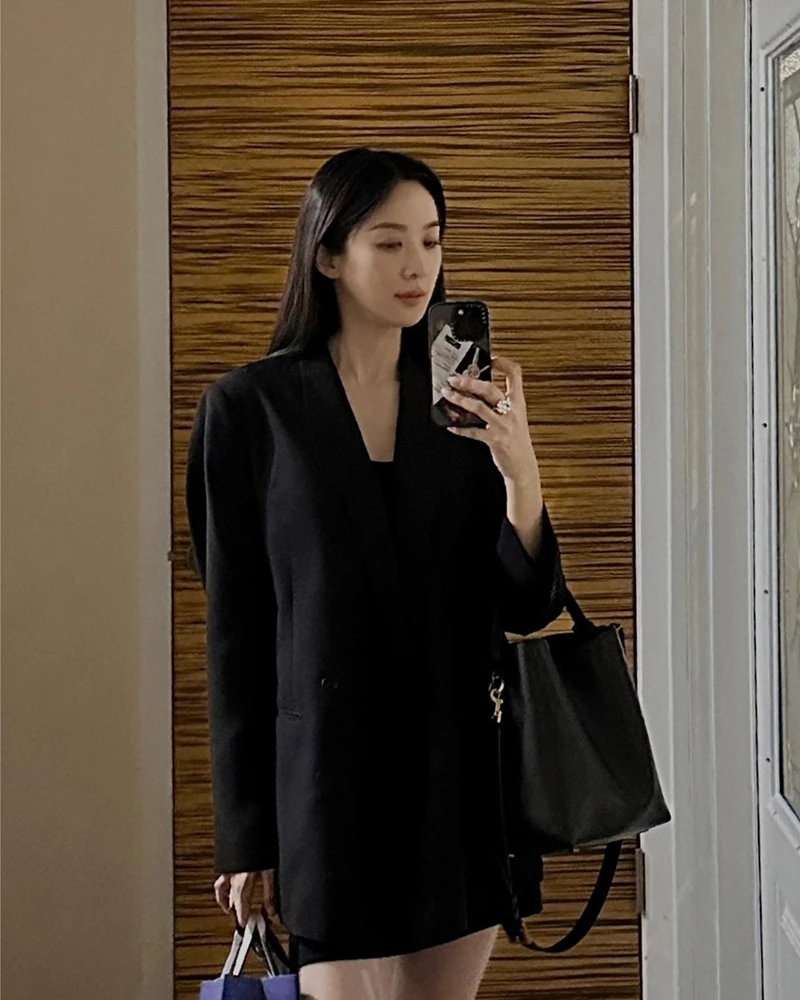실패없는 가을 하객룩은?🧚🏻 ‘블랙’과 ‘셋업’에 주목하세요.🖤
블랙으로 깔끔하고 세련된 무드로. 단정하면서도 확실하게 멋을 챙길 수 있는 가장 쉬운 공식입니다.
올 블랙이 부담스럽다면 브라운, 그레이 셋업도 좋은 선택. 작은 백과 포인티드 토 슈즈로 마무리하면 가을 하객룩 완성! 이미지2