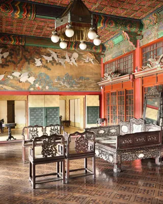 창덕궁 희정당·대조전 내부 열린다🏯
평소 만나기 어려운 창덕궁의 왕실 생활공간이 문을 엽니다. 오는 20일부터 31일까지 왕의 집무, 생활공간인 ‘희정당’과 왕비의 공간 ‘대조전’ 내부를 특별 관람할 수 있는데요. 궁중 회화부터 유리창, 전등, 카펫, 라디에이터 흔적 등 전통과 근대가 공존하는 공간을 가까이에서 살펴볼 수 있습니다.
관람은 화~토요일 하루 2회, 회당 24명으로 만 19세 이상만 참여 가능합니다. 16일 오전 10시까지 사전 예약 후 추첨으로 참가자를 선정하며 프로그램은 무료, 창덕궁 입장료는 별도입니다. 이미지