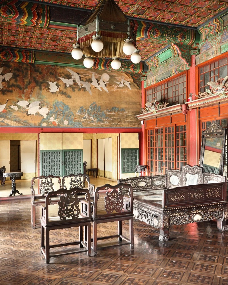 창덕궁 희정당·대조전 내부 열린다🏯
평소 만나기 어려운 창덕궁의 왕실 생활공간이 문을 엽니다. 오는 20일부터 31일까지 왕의 집무, 생활공간인 ‘희정당’과 왕비의 공간 ‘대조전’ 내부를 특별 관람할 수 있는데요. 궁중 회화부터 유리창, 전등, 카펫, 라디에이터 흔적 등 전통과 근대가 공존하는 공간을 가까이에서 살펴볼 수 있습니다.
관람은 화~토요일 하루 2회, 회당 24명으로 만 19세 이상만 참여 가능합니다. 16일 오전 10시까지 사전 예약 후 추첨으로 참가자를 선정하며 프로그램은 무료, 창덕궁 입장료는 별도입니다. 이미지1