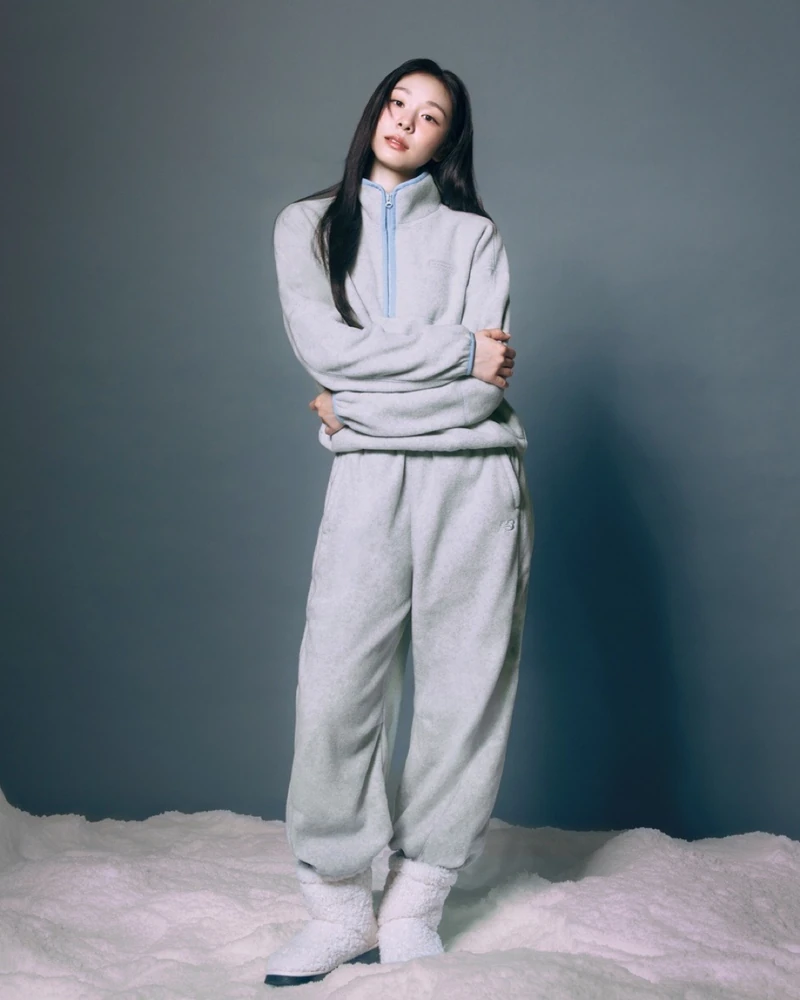 우아한 연아의 데일리 '플리스'🩵🩶
퀸연아가 즐기는 뉴발란스 우먼스 플리스 셋업☁️ 출시 소식 #광고
김연아는 플리스 코디는 두 가지 모두 위아래 한 컬러 셋업이에요.
1. 뉴발란스 우먼스 코지 플리스 셋업
광발열 플리스에 보온성을 더해 부드럽고 따뜻해요. 라이트 그레이 반집업과 와이드팬츠에 하늘색 지퍼 트림으로 스포티한 포인트를 줬죠.
2. 뉴발란스 우먼스 클라우드 플리스 셋업
흡습성과 통기성이 좋은 소재에 가벼운 보온성을 더했습니다. 크림 하이넥 반집업에 아이보리 팬츠, 부드럽게 떨어지는 실루엣으로 톤온톤을 완성했어요.
가을부터 한겨울까지 위아래로 입기 좋고, 코지는 아이보리·브라운·멀티 (스트라이프) , 클라우드는 브라운·버터 옐로우도 있습니다. 10월 14일 수요일 오픈이니 바로 확인해보세요.
뉴발란스 우먼스 코지 플리스 셋업:
• WOMEN 코지 플리스 스탠드넥 집업 (SEMI OVER FIT)
• WOMEN 코지 플리스 와이드팬츠
뉴발란스 우먼스 클라우드 플리스 셋업:
• WOMEN 클라우드 플리스 반집업 (SEMI OVER FIT)
• WOMEN 클라우드 플리스 와이드팬츠 이미지1