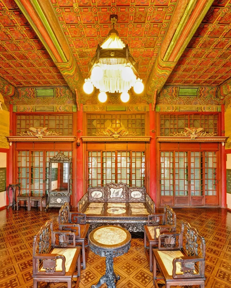 창덕궁 희정당·대조전 내부 열린다🏯
평소 만나기 어려운 창덕궁의 왕실 생활공간이 문을 엽니다. 오는 20일부터 31일까지 왕의 집무, 생활공간인 ‘희정당’과 왕비의 공간 ‘대조전’ 내부를 특별 관람할 수 있는데요. 궁중 회화부터 유리창, 전등, 카펫, 라디에이터 흔적 등 전통과 근대가 공존하는 공간을 가까이에서 살펴볼 수 있습니다.
관람은 화~토요일 하루 2회, 회당 24명으로 만 19세 이상만 참여 가능합니다. 16일 오전 10시까지 사전 예약 후 추첨으로 참가자를 선정하며 프로그램은 무료, 창덕궁 입장료는 별도입니다. 이미지2