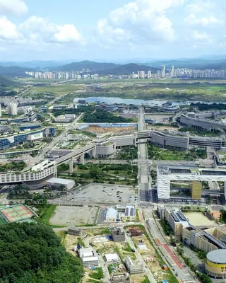 총 44개 기관 9,929명, 2031년까지 대이동🏢 정부가 내년부터 수도권에 있는 44개 중앙행정기관, 공무원 약 1만 명의 세종 이전을 추진합니다. 상반기 방송미디어통신위원회 등 6개 기관을 시작으로, 하반기 금융위원회 등 19개 기관을 옮길 계획입니다. 경찰청 등 17개 기관은 2031년까지 청사 신축 후 순차적으로 이전을 추진하며, 청사 건립비는 3.1조 원으로 추산됩니다. 행정안전부는 이번 이전이 수도권 일극 체제를 극복하고 국토 공간을 효율적으로 활용하기 위한 전략이라고 설명했습니다. 이미지