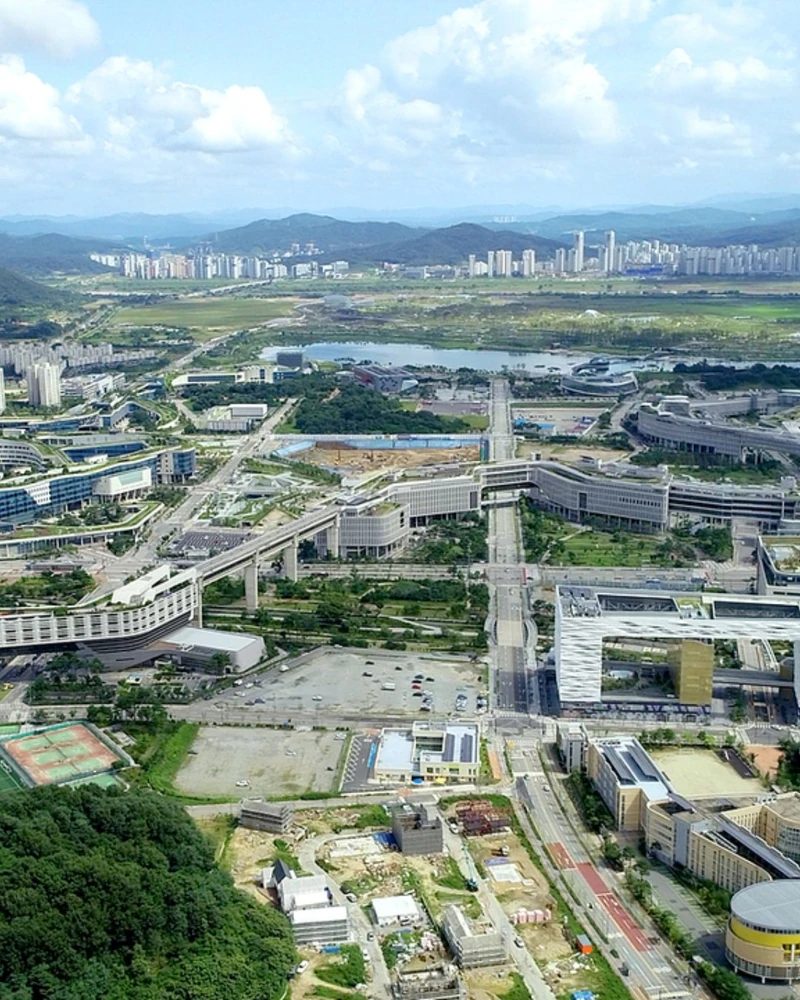총 44개 기관 9,929명, 2031년까지 대이동🏢
정부가 내년부터 수도권에 있는 44개 중앙행정기관, 공무원 약 1만 명의 세종 이전을 추진합니다. 상반기 방송미디어통신위원회 등 6개 기관을 시작으로, 하반기 금융위원회 등 19개 기관을 옮길 계획입니다.
경찰청 등 17개 기관은 2031년까지 청사 신축 후 순차적으로 이전을 추진하며, 청사 건립비는 3.1조 원으로 추산됩니다.
행정안전부는 이번 이전이 수도권 일극 체제를 극복하고 국토 공간을 효율적으로 활용하기 위한 전략이라고 설명했습니다. 이미지1