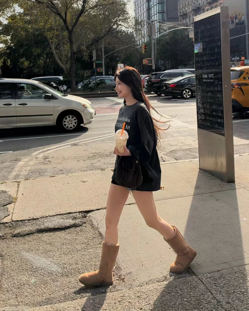 뉴욕 간 르세라핌🗽요즘 신는 '어그'
이제는 짧은게 아니라, 긴거🤎💛 르세라핌 최애 간절기 어그 룩
뉴욕 일정을 소화 중인 르세라핌 은채의 사복에서 공통점이 발견됐습니다. 무려 최근 3개 게시물에 모두 등장한 롱어그 부츠.
은채는 주로 오버핏 티에 짧은 팬츠를 매치해 하의실종 스타일로, 다채로운 상의들을 귀엽게 연출하며 남다른 뉴욕 감성을 보여줬어요.
같은 멤버 채원도 같은 롱어그를 착용한 브루클린 브릿지 인증샷을 업로드하며 르세라핌의 최애 애착 슈즈임을 인증했습니다.
한동안 대세였던 울트라 미니 어그 대신, 이번 시즌엔 무릎 밑까지 감싸주는 롱어그로 더욱 따뜻한 겨울을 보낼 수 있겠어요.
• 어그 여성 클래식 톨 II - 체스트넛, $225 이미지2