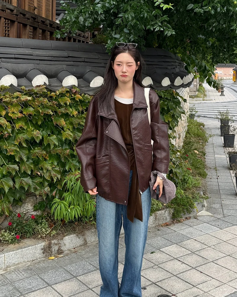 레더 점퍼도 요즘엔❤️🍷 '와인코어'?!
정채연이 입어서 더 주목받는 온앤온 와인 레더점퍼😎 코디법 3가지
하이넥 포켓이 특징인 온앤온 레더 점퍼는 넥라인을 세우면 단정하게, 지퍼를 내려 펼치면 라펠처럼 입을 수 있어요.
1. 청바지
와이드 데님에 블랙 스니커즈를 매치하고 하이넥을 세워 긴 생머리와 단정하게 맞췄어요.
2. 화이트 팬츠
아이보리 와이드 팬츠에 플랫 슈즈나 스웨이드 스니커즈를 신어 레더의 무게감을 덜었습니다.
3. 롱스커트
그레이 롱스커트와 부츠를 매치해 레더를 여성스럽게 풀었어요.
큼직한 패치 포켓과 밴딩 밑단 덕분에 하의만 바꿔도 분위기가 달라집니다. 이미지2