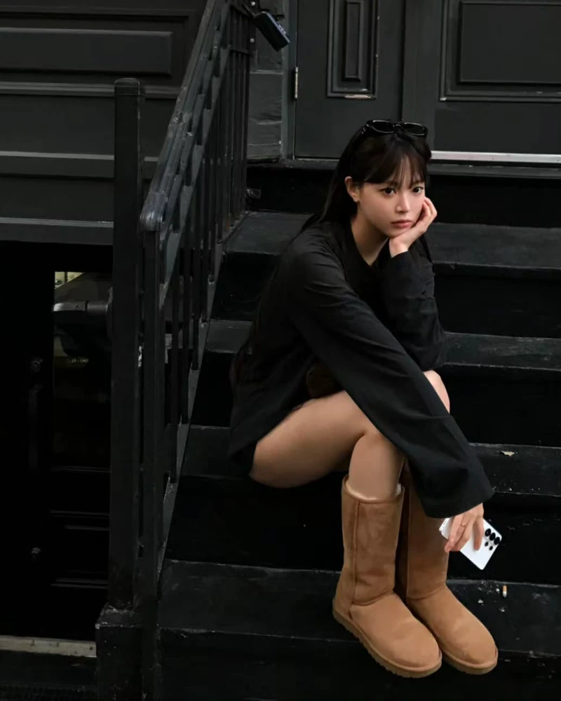 뉴욕 간 르세라핌🗽요즘 신는 '어그'
이제는 짧은게 아니라, 긴거🤎💛 르세라핌 최애 간절기 어그 룩
뉴욕 일정을 소화 중인 르세라핌 은채의 사복에서 공통점이 발견됐습니다. 무려 최근 3개 게시물에 모두 등장한 롱어그 부츠.
은채는 주로 오버핏 티에 짧은 팬츠를 매치해 하의실종 스타일로, 다채로운 상의들을 귀엽게 연출하며 남다른 뉴욕 감성을 보여줬어요.
같은 멤버 채원도 같은 롱어그를 착용한 브루클린 브릿지 인증샷을 업로드하며 르세라핌의 최애 애착 슈즈임을 인증했습니다.
한동안 대세였던 울트라 미니 어그 대신, 이번 시즌엔 무릎 밑까지 감싸주는 롱어그로 더욱 따뜻한 겨울을 보낼 수 있겠어요.
• 어그 여성 클래식 톨 II - 체스트넛, $225 이미지1