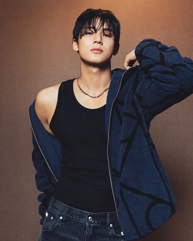캘빈클라인 민규🖤💙올가을 남친룩 정답
캘빈클라인이 민규와 함께한 2026 가을 아우터웨어 캠페인을 10월 14일 공개했어요. 레더 푸퍼 재킷엔 90s 스트레이트 클레이튼 블랙 울 진을 맞춰 톤을 블랙으로 정리했습니다.
유니섹스 시어 후디드 푸퍼 재킷 안에는 박시한 가먼트 다잉 크루넥 티를 넣고, 배기 핏 타이달 진으로 실루엣을 키웠어요. 플래드 패디드 셔츠에는 90s 스트레이트 스톤 오션 진을 매치했죠.
워시드 코듀로이 트러커 재킷, 엠블럼 셰르파 퍼널넥 후디 등 라인업은 14일부터 전 세계 매장과 온라인에서 만나볼 수 있어요. 이미지1