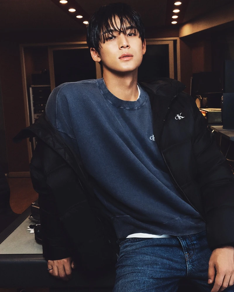 캘빈클라인 민규🖤💙올가을 남친룩 정답
캘빈클라인이 민규와 함께한 2026 가을 아우터웨어 캠페인을 10월 14일 공개했어요. 레더 푸퍼 재킷엔 90s 스트레이트 클레이튼 블랙 울 진을 맞춰 톤을 블랙으로 정리했습니다.
유니섹스 시어 후디드 푸퍼 재킷 안에는 박시한 가먼트 다잉 크루넥 티를 넣고, 배기 핏 타이달 진으로 실루엣을 키웠어요. 플래드 패디드 셔츠에는 90s 스트레이트 스톤 오션 진을 매치했죠.
워시드 코듀로이 트러커 재킷, 엠블럼 셰르파 퍼널넥 후디 등 라인업은 14일부터 전 세계 매장과 온라인에서 만나볼 수 있어요. 이미지2