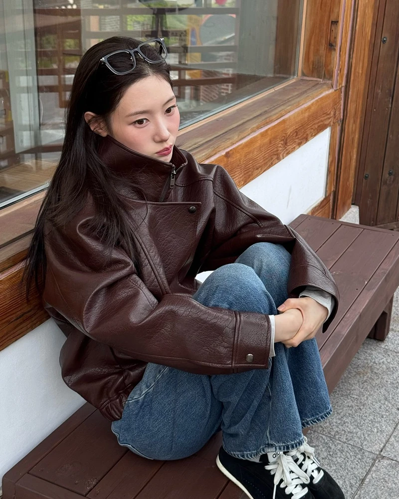 레더 점퍼도 요즘엔❤️🍷 '와인코어'?!
정채연이 입어서 더 주목받는 온앤온 와인 레더점퍼😎 코디법 3가지
하이넥 포켓이 특징인 온앤온 레더 점퍼는 넥라인을 세우면 단정하게, 지퍼를 내려 펼치면 라펠처럼 입을 수 있어요.
1. 청바지
와이드 데님에 블랙 스니커즈를 매치하고 하이넥을 세워 긴 생머리와 단정하게 맞췄어요.
2. 화이트 팬츠
아이보리 와이드 팬츠에 플랫 슈즈나 스웨이드 스니커즈를 신어 레더의 무게감을 덜었습니다.
3. 롱스커트
그레이 롱스커트와 부츠를 매치해 레더를 여성스럽게 풀었어요.
큼직한 패치 포켓과 밴딩 밑단 덕분에 하의만 바꿔도 분위기가 달라집니다. 이미지1