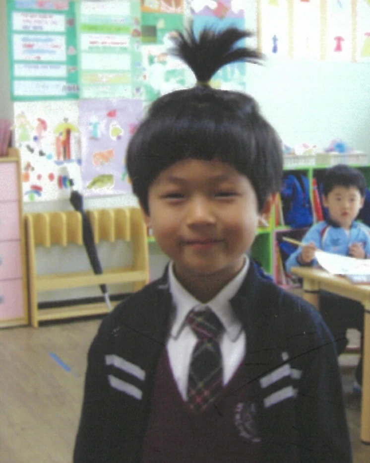 빅나티, 10년 짝사랑 그녀와 결혼💍
빅나티, '밴쿠버' 주인공과 결혼… 혼인신고 마쳐💒❤️
"9살에 처음 만나 24살에 결혼하게 되었습니다." 래퍼 빅나티(본명 서동현·23)가 SNS에 결혼 소식을 직접 알렸습니다. 소속사 하이어뮤직은 두 사람이 이미 혼인신고를 마쳤다고 밝혔어요.
상대는 '밴쿠버', '밴쿠버2'의 주인공인 비연예인 여자친구. 빅나티는 결혼 소식과 함께 '밴쿠버3'를 유튜브에 공개했습니다. 노래로 시작된 사랑의 마무리도 노래였어요.
그는 "언제나 큰 영감이 되어준 우주에게, 그리고 여러분께 진심으로 감사하다"고 전했습니다. 현재 사회복무요원으로 복무 중인 그는 "성실히 복무 마친 뒤 더 성숙한 모습으로 돌아오겠다"고 덧붙였습니다. 이미지2