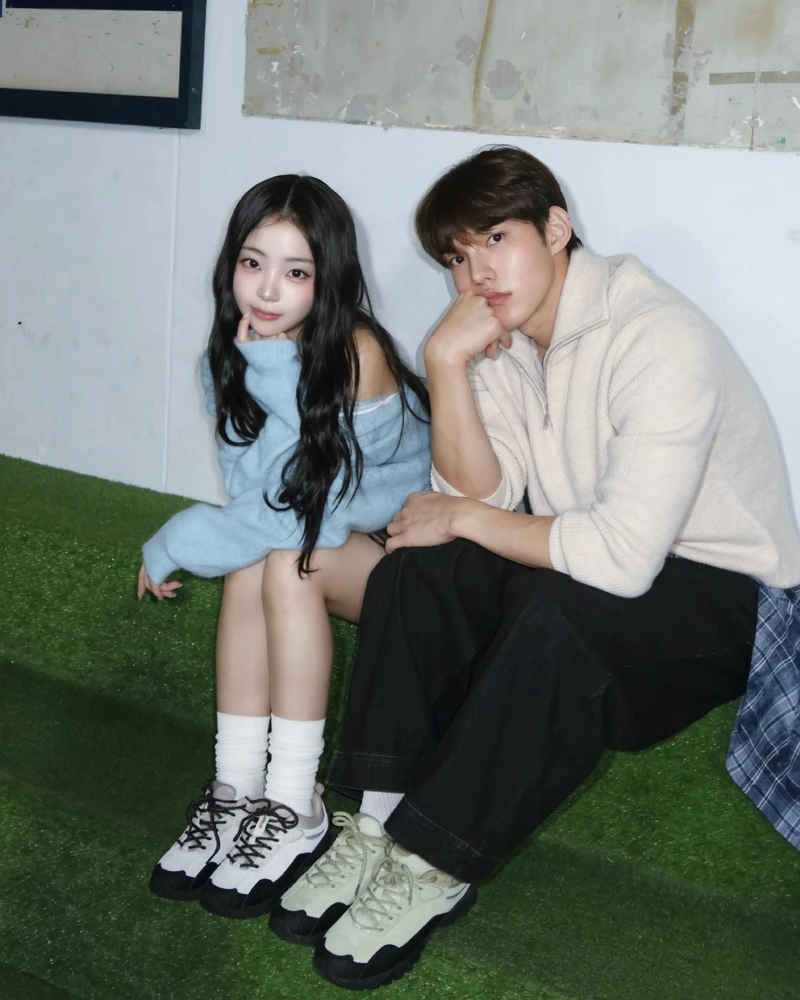 사랑스런 커플 슈즈🩶💚 둘 중에 뭐?!
둘이 같이 신는 커플 운동화 하레핀😘 이 조합 너무 해보고 싶어요..
커플 운동화 고민 중이라면, 휠라 하레핀 1998을 함께 신은 두 커플을 참고해 보세요.
1. 곽민경·신승용
곽민경은 크림, 신승용은 말차로 컬러를 신었어요. 스카이블루 니트와 아이보리 하프집업에 체크 아이템을 함께 코디해 커플 무드를 완성했습니다.
2. 남영서·나현웅
웅서커플 둘 다 말차 컬러를 신고, 그레이 니트와 그린 자켓으로 톤만 살짝 달리 코디했어요. 베이지 양말을 같이 신어 운동화 컬러가 더 살아나죠.
하레핀은 휠라의 1998년 헤리티지 모델을 다시 해석한 운동화예요. 부드러운 스웨이드에 아웃도어 무드 신발끈을 더해, 커플이 아니어도 가을 운동화로 하나쯤 챙겨두기 좋아요.
• 휠라 하레핀 1998 (크림·말차), 13만 원대 이미지2