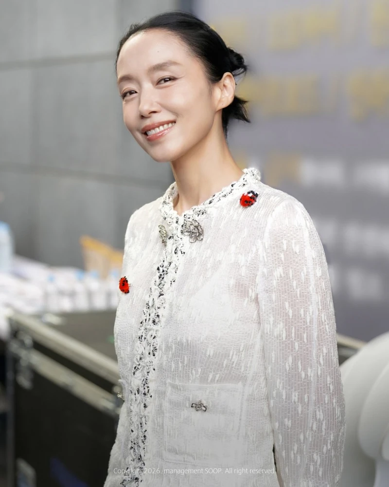 비치는 샤넬 재킷🐞🤍전도연의 '이것'
전도연이 부산에서 입은 화이트 트위드, 자세히 보면 무당벌레❤️
전도연이 제31회 부산국제영화제 '가능한 사랑' 무대에 샤넬 2026 공방 컬렉션의 화이트 재킷과 미디 스커트를 입고 올랐어요. 곳곳에 단 빨간 무당벌레 브로치가 클래식한 트위드 트리밍에 위트를 더했습니다.
시스루 실크 오간자로 샤넬 재킷의 구조적인 실루엣을 가볍게 풀었고, 무당벌레 브로치는 몽텍스 공방이 로도이드 디스크와 붉은 원사, 시퀸, 비즈로 만들었어요. 재킷 브로치에만 50시간 이상의 작업이 들어갔죠.
머리는 로우 번으로 단정히 묶고 브라운 펌프스를 매치해 화이트 셋업을 차분하게 마무리했습니다.
• 샤넬 2026 공방 컬렉션 재킷
• 샤넬 2026 공방 컬렉션 미디 스커트, 1,111만 원대 이미지2