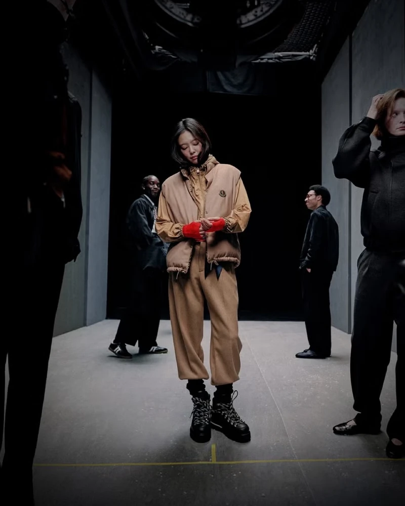 제니가 겹쳐 입은🤎몽클레르 '이 조끼'
제니의 몽클레르 영상 속 조끼, 보셨어요?🧗🏻♀️🦺
몽클레르 리아이콘 캠페인 영상 속 제니는 캐러멜 컬러 팁(Tibb) 베스트를 같은 톤 후드 재킷 위에 겹쳐 입었어요. 레드 터틀넥과 레드 핑거리스 워머로 색을 맞췄죠.
팁은 90년대에 처음 나온 몽클레르의 오버사이즈 다운 베스트입니다. 리아이콘은 이런 아카이브 디자인을 다시 내놓는 라인으로, 이번엔 카라코룸·히말라야와 함께 돌아왔어요. 스냅 버튼과 밑단 스트링, 가슴 로고 패치가 달렸어요.
• 몽클레르 Tibb 리버서블 다운 베스트, 300만 원대 이미지2