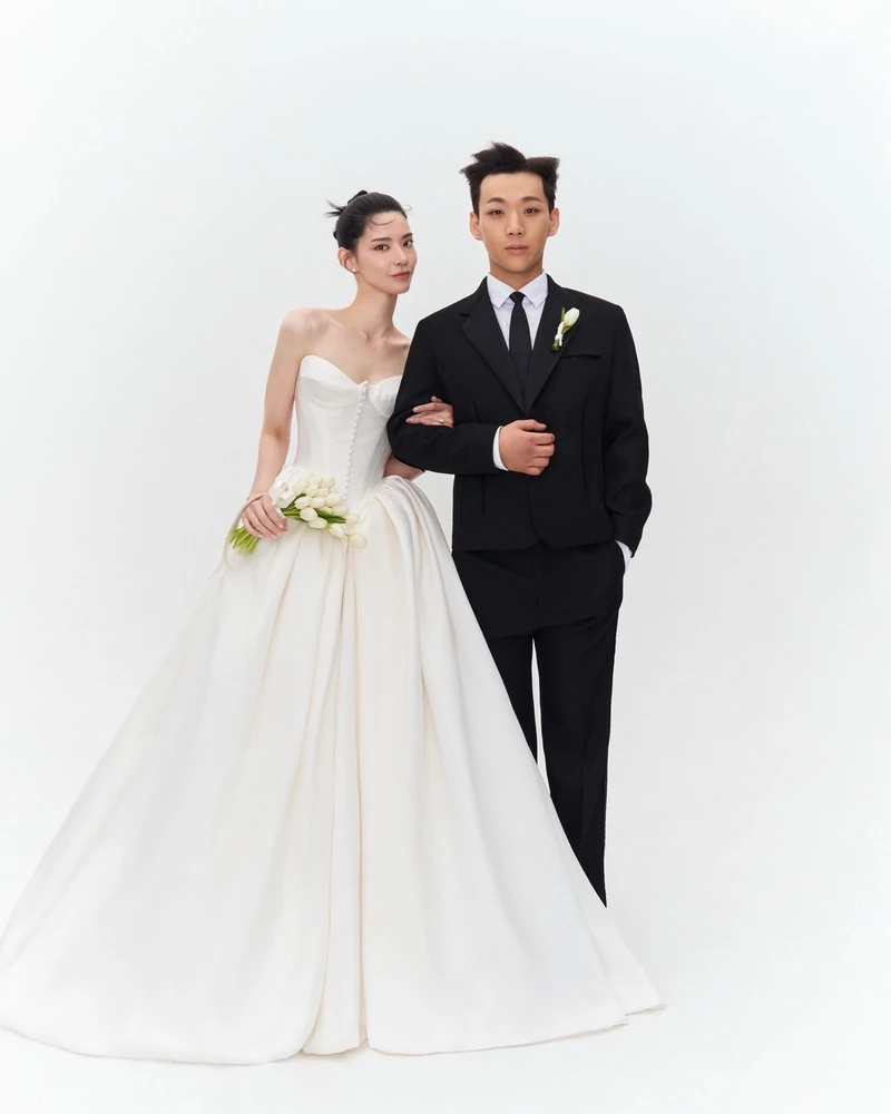 드디어 웨딩 사진 떴습니다 💍❤️
양홍원 & 원현주, 결혼식 앞두고 웨딩 화보 공개💒
결혼식을 앞두고 웨딩 사진이 먼저 공개됐습니다. 래퍼 양홍원의 연인 원현주가 본인 인스타그램에 웨딩 화보를 올렸어요. 흰 꽃 장식과 긴 베일, 짙은 버건디 부케로 완성한 화보입니다.
두 사람은 약 8년간 교제했습니다. 2024년 11월 딸 루아를 먼저 품에 안았고, 올해 6월 "10월 결혼식"을 직접 알렸습니다. 순서는 조금 달랐지만, 이제 마지막 한 장이 남았습니다. 이미지1