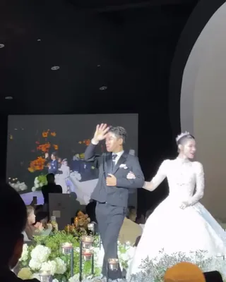 양홍원❤️원현주 결혼식💍 딸 루아도 함께 입장 신랑 양홍원이 버진로드 위 신부 원현주 앞에 무릎을 꿇었습니다. 분홍 드레스를 입은 딸 루아는 하객 품에 안겨 작은 상자를 들고 들어왔어요. 행진에서는 신랑이 손을 흔들며 춤을 추자 신부가 웃음을 터뜨렸습니다. 18일 서울에서 열린 두 사람의 결혼식, 하객들이 SNS에 올린 영상 속 장면입니다. 세 식구가 된 날, 신랑은 끝까지 춤췄습니다. 이미지