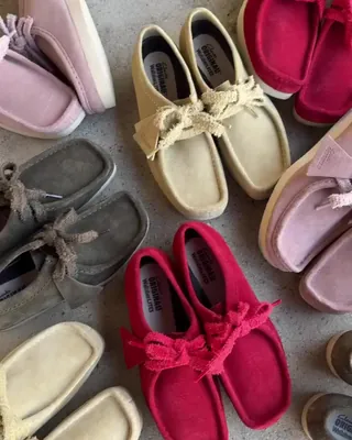 가벼운 클락스 왈라비💛🖤 난 샀엉..
클락스가 먼저 소개하는 메인 컬러🇬🇧 메이플 & 다크 그레이 공식
크레이프 대신 EVA 밑창을 달아 무게를 덜고 두께감은 그대로 둔 클락스 오리지널스 왈라비 라이트, 이번엔 착용컷이 나왔어요. 품이 넉넉한 하의와 짝을 맞췄습니다.
메이플은 그레이 스웨트 버뮤다 팬츠에 블루 양말로 색을 더했고, 다크 그레이는 크림 데님에 체크 블루종을 걸쳐 톤을 가라앉혔죠. 다크 그레이는 미국 JD스포츠 단독 컬러예요.
• 클락스 오리지널스 왈라비 라이트, $100 이미지