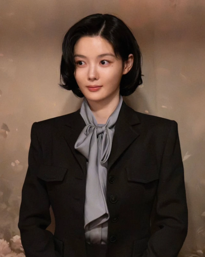 김지원 vs 김유정, 내 추구미 단발은?
연출하고 싶은 분위기에 맞춰 골라보는 맞춤 단발 가이드 💇🏻♀️
지적인 차도녀 김지원과 사랑스러운 분위기메이커 김유정, 상반된 분위기 중 여러분의 선택은?
1. 도시적이고 시크한 아우라: 김지원의 '태슬컷'
<닥터X>의 천재 외과의사 계수정 역에 맞춘 스트레이트 단발. 정갈하게 떨어지는 라인이 지적인 인상을 극대화합니다. 셔츠나 슬랙스, 오피스 룩을 즐겨 입는다면 추천.
2. 발랄하고 클래식한 분위기: 김유정의 '보브컷'
<100일의 거짓말>의 위장 통역생 캐릭터를 살린 볼륨 보브 컷. 자연스러운 층으로 입체적인 매력을 더했습니다. 데님이나 가디건 등 캐주얼 룩에 딱. 이미지2