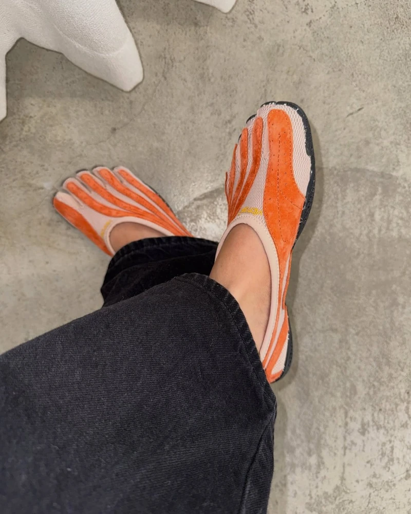 간절기 딱🧡💙비브람 스웨이드 코디
가을 단화 자리 노리는🦶 비브람 파이브핑거스 코디 자태
신고 보니 발가락 신발이 단화처럼 보여요. 핑크 스웨이드 메리제인은 발가락 사이를 버건디로 갈라, 워싱 블랙 와이드 데님 아래서도 다섯 갈래가 또렷합니다.
네이비 자야는 메시 위 블랙 스웨이드 라인이 발등을 따라 뻗어 운동화보다 차분하죠. 밑창은 알갱이가 흩뿌려진 비브람 에코스텝 에보 고무로, 핑크에만 오렌지 솔을 깔았어요.
• 비브람 파이브핑거스 퍼포마 제인 에보 (핑크·코랄·네이비)
• 비브람 파이브핑거스 자야 에보 (코랄·네이비) 이미지2