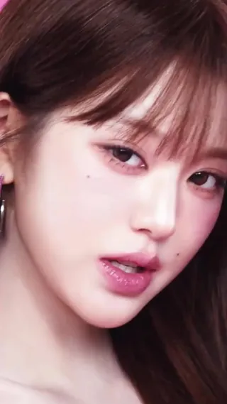 아이브의 새로운 변신🌈 아이브의 신곡 ‘Looks Can Kill’이 공개됐습니다. 오는 26일 발매되는 동명 미니앨범의 타이틀곡인데요. 이번 앨범은 기존의 ‘걸 판타지’ 세계관을 확장해 ‘걸 히어로’라는 새로운 콘셉트를 선보입니다. 신곡은 강렬한 베이스와 역동적인 드럼이 어우러진 일렉트로닉 댄스 팝으로, 누구나 자신의 삶에서 주인공이자 히어로가 될 수 있다는 메시지를 담았죠. 이미지
