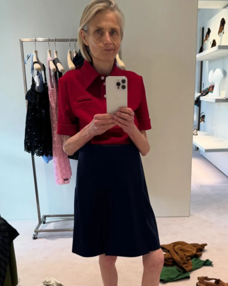 멋있게 나이 들고 싶게하는 워너비👵🏻
"진짜 멋있게 나이 든다"라는 말 절로 나오는❤️🖤 거울셀카 주인공!
영국 포토그래퍼, 안젤라 힐(Angela Hill). 무심한 사진구도 속, 자연스러운 백발과 그녀의 데일리룩은 쿨함 그 자체에요.
그녀가 남편과 함께 설립한 영국의 출판사 IDEA는 희귀 패션·예술 서적을 출판하고 큐레이션하며 패션인들의 단골 서점으로 자리 잡은 곳이죠.
화려한 그래픽 대신 위트 있는 문장을 새겨 완성한 모자들 역시 한 번쯤 보셨을 정도로 인기있는데요.
나이가 들수록 자신만의 취향과 멋이 더해진다는 걸 증명하는 그녀, 보기만 해도 감도 높아지는 그녀의 사진들 확인하세요. 📸 이미지1
