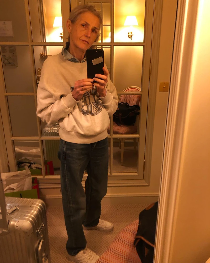 멋있게 나이 들고 싶게하는 워너비👵🏻
"진짜 멋있게 나이 든다"라는 말 절로 나오는❤️🖤 거울셀카 주인공!
영국 포토그래퍼, 안젤라 힐(Angela Hill). 무심한 사진구도 속, 자연스러운 백발과 그녀의 데일리룩은 쿨함 그 자체에요.
그녀가 남편과 함께 설립한 영국의 출판사 IDEA는 희귀 패션·예술 서적을 출판하고 큐레이션하며 패션인들의 단골 서점으로 자리 잡은 곳이죠.
화려한 그래픽 대신 위트 있는 문장을 새겨 완성한 모자들 역시 한 번쯤 보셨을 정도로 인기있는데요.
나이가 들수록 자신만의 취향과 멋이 더해진다는 걸 증명하는 그녀, 보기만 해도 감도 높아지는 그녀의 사진들 확인하세요. 📸 이미지2
