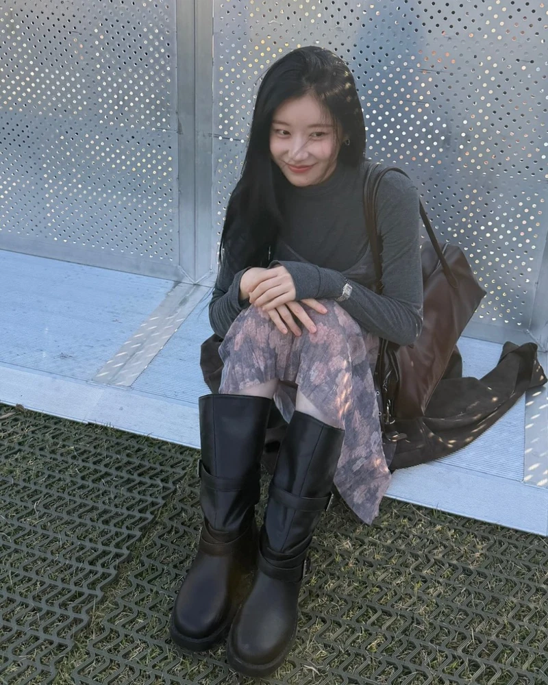 페스티벌 룩?!🎸💚 있지 보세요
그린민트페스티벌에 등장🎪있지의 채령, 리아, 예지 '여친미'
올가을 야외 활동이나 페스티벌 코디가 고민이라면, 있지 각자의 개성이 넘치는 착장을 저장해 두고 참고해 보세요.
1 채령 - 빈티지 시크
· KEY ITEM: 하이넥 티셔츠 + 슬립 원피스 + 바이커 부츠
· STYLE TIP: 차분한 톤의 티셔츠 위에 슬립 드레스를 레이어드해 체형을 커버하고 시크함 UP.
2 리아 - 보헤미안 로맨틱
· KEY ITEM: 화이트 원피스 + 시어 머플러 + 오버핏 가디건
· STYLE TIP: 아이보리와화이트 톤온톤 매치로 맑고 러블리한 인상에 바람에 흩날리는 시어 스카프로 보헤미안 스타일을 연출.
3 예지 - 캐주얼 스트릿
· KEY ITEM: 체크셔츠 + 버뮤다 팬츠 + 청키 부츠
· STYLE TIP: 화이트 레이스 이너에 버뮤다 팬츠와 청키부츠 조합으로 귀여우면서도 힙하게. 이미지1