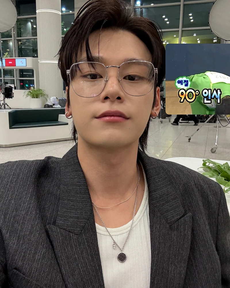 요즘 눈여겨봐야 할 배우 차우민. ✨
강렬한 눈빛과 187cm의 훤칠한 피지컬.
2000년생인 그는 수영과 유도 선수 출신으로, 2021년 웹드라마 '플로리다 반점'으로 데뷔했습니다. 이후 '약한영웅 Class 1', '밤이 되었습니다', '스터디그룹'에서 강렬한 존재감을 드러냈죠.
최근 넷플릭스 '나를 충전해줘'에서는 톱스타 지은호 역을 맡아 다정한 순정남의 매력을 선보이고 있는데요. 악역부터 로맨스까지, 매 작품 새로운 얼굴을 보여주는 차우민의 다음 행보가 기대됩니다. 이미지1