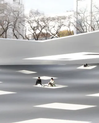 도쿄 여행 저장 필수 KAIT PLAZA🏛️ 알고 보면 보테가 베네타 선정, 건축가의 영감 넘치는 작품🩷✨ 기둥이 하나도 없습니다. 일본 가나가와현 아쓰기시 가나가와 공과대학의 ‘KAIT 플라자'는 4,100㎡ 규모의 실내 광장입니다. 바닥은 최대 5m 높이 차로 완만하게 기울고, 천장은 2.2~2.8m로 낮게 깔렸는데요. 지평선 아래 동굴에 들어온 듯한 느낌은 여기서 나옵니다. 천장에 뚫린 사각 창 59개로 햇살이 쏟아집니다. 비 오는 날에는 빗방울이 그대로 실내로 떨어지고, 물이 스며드는 바닥이 빗물을 곧바로 흡수합니다. 설계는 건축가 이시가미 준야(Junya Ishigami, 52)가 맡았습니다. 그는 이달 보테가 베네타와 함께 제정된 '바라간상(The Barragán Prize)'의 첫 수상자로 선정됐죠. 라이즈 원빈의 트레일러 배경으로도 알려진 곳이에요. 이미지