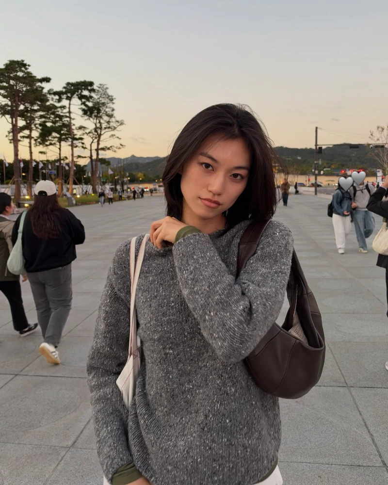 올리브 그린의 컬러매치 공식 🫒
심플한 듯 감각적인 김도연의 가을 사복 패션 치트키🍂 ✨
최근 김도연의 피드를 도배하고 있는 메인 컬러는 단연 '올리브 그린' 그녀는 과연 어떻게 매치했을까요?
• 올리브 그린 + 멜란지 그레이
포근한 그레이 니트 소매 끝으로 은은하게 올리브 그린 이너를 레이어드해 빼놓은 디테일. 여기에 차분한 딥 브라운 숄더백이나 하의를 더해줘도 가을 특유의 포근한 무드를 극대화시키죠.
• 올리브 그린 + 블랙
가장 시크하면서도 손쉽게 완성할 수 있는 톤온톤 조합. 오버핏 올리브 그린 셔츠에 차분한 블랙 하의를 매치해 차분한 아우라를 연출했어요.
• 올리브 그린 + 아이보리
부드러운 크림 탑 위로 올리브 그린 니트를 숄처럼 무심하게 걸치고, 같은 톤의 양말로 포인트를 준 센스! 무채색 특유의 밋밋함을 없애고 세련된 포인트를 살려주는 꿀팁입니다. 이미지2