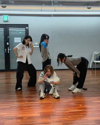 요정들 연습실 근황이에요🩵
핑클🧚♀️🩷 완전체 콘서트, 21년 만에 다시 맞추는 합
핑클이 완전체 콘서트를 준비하고 있어요. 이효리가 20일 라디오에서 직접 밝힌 소식이죠. 21년 만의 프로젝트 'RE:BLOOM'은 데뷔 30주년인 2028년까지 이어집니다.
이효리는 새벽 5시 요가 수업을 마치고 오후까지 연습을 병행해요. 넷이 모이니 스무 살로 돌아가더라는 말처럼, 이진이 손 선풍기로 바람을 만들고 이효리가 앞에 서서 'NOW' 뮤직비디오 장면을 다시 꺼냈습니다. 이미지