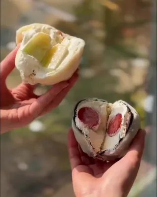 도넛에 찹쌀떡을 더했다고?🍩 노티드가 쫀득함과 바삭함, 폭신함을 한입에 담은 ‘도넛 찹쌀떡’ 7종을 선보입니다. 쫀득한 찹쌀떡을 베어 물면 초콜릿 코팅이 와작! 그 안에는 상큼달콤한 과일이, 아래에는 폭신한 도넛이 자리하고 있는데요. 딸기, 키위, 오렌지, 망고, 메론, 블루베리, 샤인머스캣까지 총 7가지 맛으로 출시됩니다. 노티드 잠실롯데월드몰점에서 단독 한정 판매되니 놓치지 마세요! 이미지