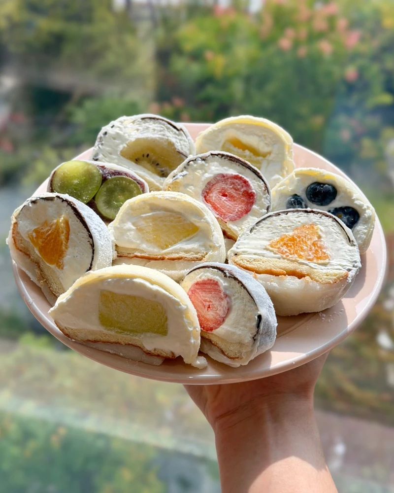도넛에 찹쌀떡을 더했다고?🍩
노티드가 쫀득함과 바삭함, 폭신함을 한입에 담은 ‘도넛 찹쌀떡’ 7종을 선보입니다. 쫀득한 찹쌀떡을 베어 물면 초콜릿 코팅이 와작! 그 안에는 상큼달콤한 과일이, 아래에는 폭신한 도넛이 자리하고 있는데요. 딸기, 키위, 오렌지, 망고, 메론, 블루베리, 샤인머스캣까지 총 7가지 맛으로 출시됩니다. 노티드 잠실롯데월드몰점에서 단독 한정 판매되니 놓치지 마세요! 이미지2