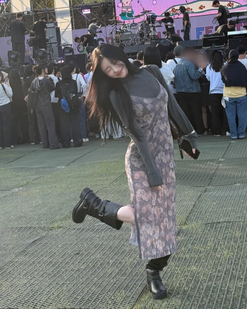 페스티벌 룩?!🎸💚 있지 보세요
그린민트페스티벌에 등장🎪있지의 채령, 리아, 예지 '여친미'
올가을 야외 활동이나 페스티벌 코디가 고민이라면, 있지 각자의 개성이 넘치는 착장을 저장해 두고 참고해 보세요.
1 채령 - 빈티지 시크
· KEY ITEM: 하이넥 티셔츠 + 슬립 원피스 + 바이커 부츠
· STYLE TIP: 차분한 톤의 티셔츠 위에 슬립 드레스를 레이어드해 체형을 커버하고 시크함 UP.
2 리아 - 보헤미안 로맨틱
· KEY ITEM: 화이트 원피스 + 시어 머플러 + 오버핏 가디건
· STYLE TIP: 아이보리와화이트 톤온톤 매치로 맑고 러블리한 인상에 바람에 흩날리는 시어 스카프로 보헤미안 스타일을 연출.
3 예지 - 캐주얼 스트릿
· KEY ITEM: 체크셔츠 + 버뮤다 팬츠 + 청키 부츠
· STYLE TIP: 화이트 레이스 이너에 버뮤다 팬츠와 청키부츠 조합으로 귀여우면서도 힙하게. 이미지2