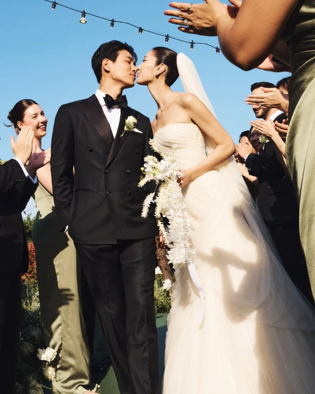 신민아, 문채원도 입은 그 드레스🤍 '골든' 이재 본식 드레스💒👰🏻♀️ 모던 미니멀리즘 무드, 다니엘 프랭클 이재가 입은 '다니엘 프랭클(Danielle Frankel)'의 커스텀 드레스. 베라왕과 마르케사를 거친 디자이너가 2017년 론칭한 브랜드로, 특유의 현대적인 디자인이 요즘 예신들의 취향을 저격했는데요. 그녀를 위해 특별 제작된 이 드레스는 비대칭 드레이핑과 버블 헴 스커트가 어우러져 오직 튤 주름만으로 작품같은 정교한 건축적 실루엣이 특징. 여기에 화려한 보석 대신 외할머니가 어머니께 물려주신 가보 주얼리만으로 드레스 본연의 멋을 살렸죠. 전형적인 공주풍 드레스보다 개성 있고 세련된 웨딩룩을 선택한 이재의 드레스 스타일, 저장해 두고 참고해 보세요! 이미지