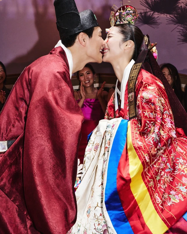 이재가 직접 공개한 웨딩 사진 💍 '케데헌' 이재, 9년 연인 샘 킴과 결혼💒❤️ 웨딩 사진 공개 '골든'의 주인공이 신부가 됐습니다. '케이팝 데몬 헌터스' 이재(EJAE)가 17일 서울에서 전 음악 프로듀서 샘 킴(Samuel Kim)과 결혼하고 웨딩 사진을 공개했습니다. "내 인생의 사랑과 함께한, 뜻밖의 행운 같은 날"이라는 글도 남겼어요. 신부는 폐백에서 한은희 한복을 입었습니다. 본식에서는 대니엘 프랭클(Danielle Frankel), 리셉션에서는 잭 포즌(Zac Posen) 드레스를 골랐습니다. 예식장은 외조부인 배우 신영균의 옛집 터입니다. 두 사람은 2017년 곡 작업으로 만나 9년을 함께했어요. 원래 11월 캘리포니아에서 결혼하려던 계획을 서울로 옮기고 한 달 앞당겼습니다. 이미지