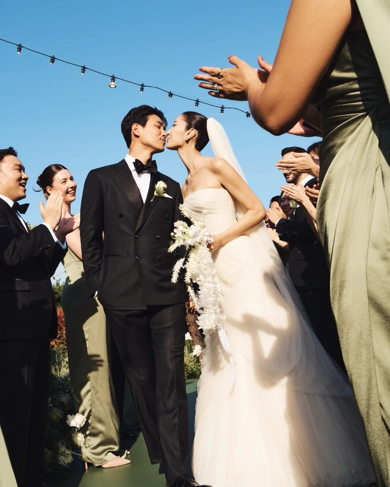 이재가 직접 공개한 웨딩 사진 💍
'케데헌' 이재, 9년 연인 샘 킴과 결혼💒❤️ 웨딩 사진 공개
'골든'의 주인공이 신부가 됐습니다. '케이팝 데몬 헌터스' 이재(EJAE)가 17일 서울에서 전 음악 프로듀서 샘 킴(Samuel Kim)과 결혼하고 웨딩 사진을 공개했습니다. "내 인생의 사랑과 함께한, 뜻밖의 행운 같은 날"이라는 글도 남겼어요.
신부는 폐백에서 한은희 한복을 입었습니다. 본식에서는 대니엘 프랭클(Danielle Frankel), 리셉션에서는 잭 포즌(Zac Posen) 드레스를 골랐습니다.
예식장은 외조부인 배우 신영균의 옛집 터입니다. 두 사람은 2017년 곡 작업으로 만나 9년을 함께했어요. 원래 11월 캘리포니아에서 결혼하려던 계획을 서울로 옮기고 한 달 앞당겼습니다. 이미지2