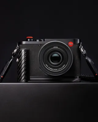 레이싱 감성을 입은 라이카 카메라!📷🏎️ 라이카(Leica)가 포뮬러 1과 협업한 한정판 ‘라이카 Q3 43 Formula 1 에디션’을 출시했습니다. 레이싱카의 스티어링 휠에서 영감을 받은 블랙 소재에 카본 파이버와 레드 포인트를 더해 모터스포츠 특유의 역동적인 디자인을 완성했는데요. 6,000만 화소 풀프레임 센서와 43mm 렌즈를 탑재했으며, 레이스 현장의 생동감을 표현하는 전용 컬러 프리셋 ‘Formula 1’도 적용했습니다. F1 로고가 새겨진 디테일과 전용 스트랩까지! 가격은 1,470만 원으로, 10월 21일부터 판매됩니다. 이미지