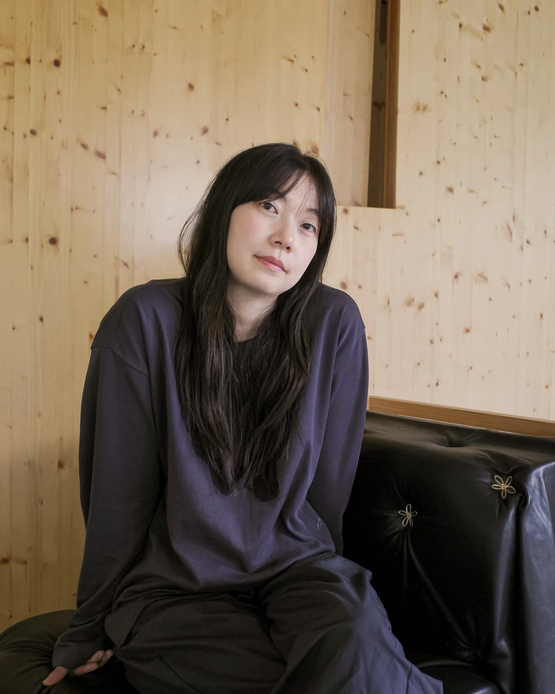 연필 한 자루에서 시작된 이야기 ✏️
애플이 고른 '내일의 디자이너' 2026💡🇰🇷 4팀의 작품
애플이 디자인 마이애미와 함께 고른 '디자이너스 오브 투모로우' 2026 라인업이 20일 파리 오텔 드 메종에서 공개됐습니다. 올해 주제는 '존재감(Presence)'입니다. 바쁜 일상 속에서도 시선을 붙잡는 것이 무엇인지, 4팀이 각자의 사물로 답했어요.
1. 이윤정(Yoonjeong Lee), 서울
'뉴 폼(New Form)' - 몽당연필 3자루가 못이 되어 종이 갓을 붙잡고, 받침은 베니어 약 5,000장을 쌓아 만들었습니다. "누구나 알아볼 수 있는 작은 것으로 주제를 표현하고 싶었습니다."
2. 살렘 S. 차라비(Salem S. Charabi), 이집트계 덴마크 건축가
'빛의 탁월함(The Eminence of Light)'. 손으로 쪼갠 대추야자 잎줄기를 뼈대 삼아 바나나 종이를 씌웠고, 받침은 석회암입니다.
3. 이자벨 로워(Isabel Rower), 미국 브루클린
'패디드 체어 1860(Padded Chair 1860)'. 좌석에 단 세라믹 구슬이 스칠 때마다 소리를 냅니다. 무심코 앉는 동작이 의식하는 순간으로 바뀌어요.
4. 파라페르날리아(Parafernalia), 멕시코
'모노암비엔테 1(MonoAmbiente 1)'. 스테인리스 스틸 조형물이 펼쳐지면 두 사람이 마주 앉는 스툴과 테이블이 됩니다. 이미지2