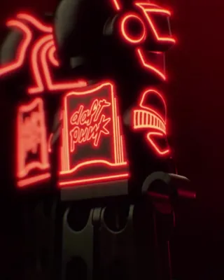 그 피라미드 무대🔺레고로 돌아온다 레고, '다프트 펑크 콘서트' 세트 개발 공식화🙇🏻🦾 팬 디자인 1만 명 지지 해체 5년 만입니다. 레고가 22일 프랑스 일렉트로닉 듀오 다프트 펑크(Daft Punk)의 '레고 다프트 펑크 콘서트' 세트 개발을 공식화했습니다. 팬 아이디어 플랫폼 '레고 아이디어'에 올라온 디자인이 1만 명의 지지를 얻었어요. 원작은 팬 디자이너 'RobotRock'이 '얼라이브 2007' 투어의 피라미드 무대를 투명 브릭과 조명으로 재현한 모델입니다. 최종 세트는 레고 디자이너들과 함께 만듭니다. 출시일과 가격은 아직 정해지지 않았습니다. 레고는 "추가 소식이 있을 예정"이라고만 밝혔습니다. 이미지