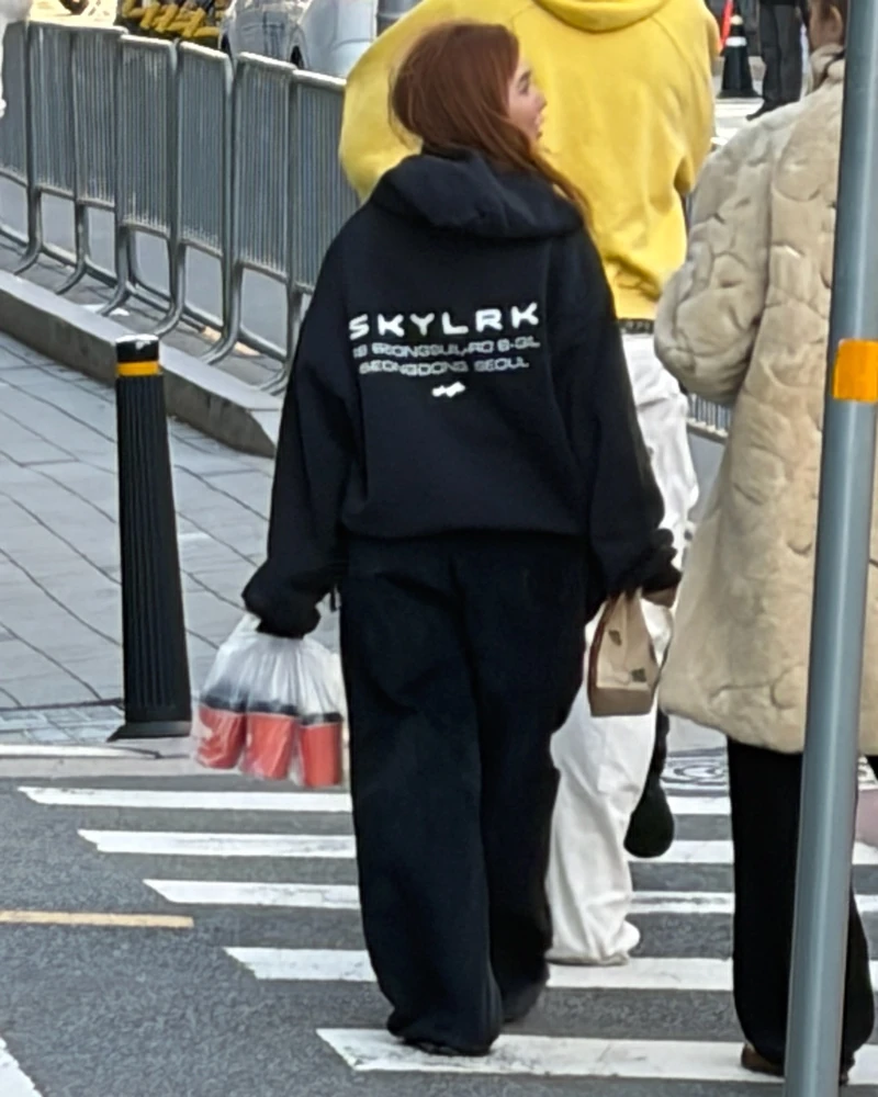 성수에서 포착된 SKYLRK 서울 한정 후디
성수동 거리에서 눈에 띄는 후디를 포착했습니다.
저스틴 비버의 브랜드 SKYLRK의 서울 한정 제품으로, 등판에 큼직하게 박힌 로고와 함께 "SEONGSUI-RO 6-GIL, SEONGDONG, SEOUL" 주소 문구가 들어가 있어요.
잠시 후 팝업 현장까지 기대해주세요 이미지2
