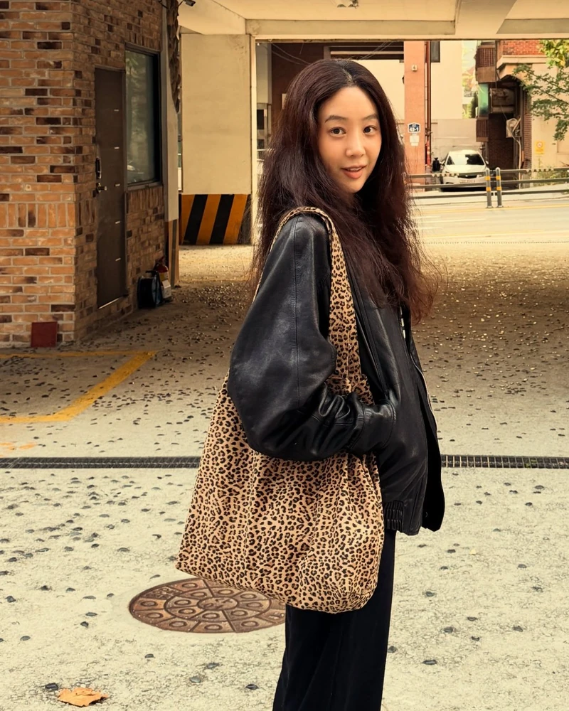 려원언니 지독한 사랑💛🖤호피가방
넘 호피무늬 예쁘게 잘 어울리는!🐆 정려원 표범설
호피 코트, 호피 운동화 그리고 맨날 들고 다니는 호피 에코백 아시나요? 거의 맨날 들고 다니는 듯한 지독한 사랑. 이미스 에코백이에요.
가죽자켓, 니트 등 어디에든 어울리는 몇 년째 사랑하는 가볍고 매력적 레오파드 에코백 참고해두세요!
• 이미스 레오파드 코듀로이 에코백 이미지1