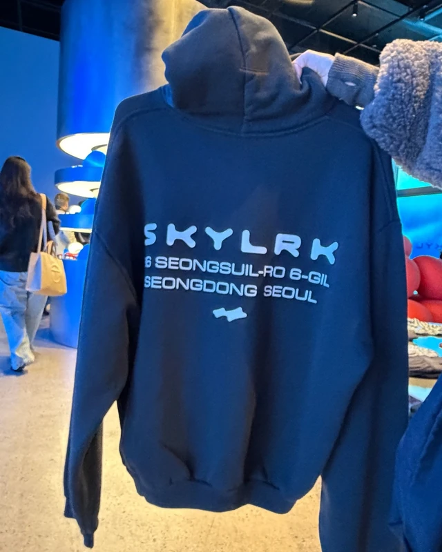 저스틴 비버의 SKYLRK, 성수 팝업 현장! 저스틴 비버의 어패럴·라이프스타일 브랜드 스카이라크(SKYLRK)가 10월 22일부터 25일까지 성수에서 한국 첫 팝업을 개최합니다. 패션앤스타일이 담아온 팝업 현장과 컬렉션 라인업을 지금 만나보세요! 이번 팝업에서는 서울 한정 후드, 맨투맨, 집업 후드, 비니를 비롯해 슬리퍼, JUICE 맥세이프 액세서리, GLICKY 선글라스 등 다양한 아이템을 만나볼 수 있는데요. 특히 팝업스토어 주소가 프린트된 서울 한정 차콜 컬러 후드도 구매할 수 있습니다. 오디오 제품 DOMO 스피커와 스티가(STIGA) 협업 탁구대까지! 저스틴 비버의 패션과 라이프스타일을 한자리에서 경험할 수 있는 특별한 공간입니다. 📍 서울 성동구 성수일로6길 36 📅 2026.10.22~10.25 이미지