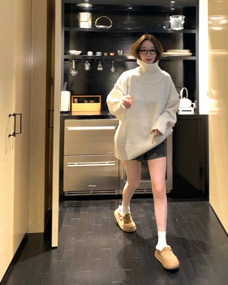 오호!! 언니💛🤍 다리 길어보이는 뮬
물론 원래 말라서지만, 이런 겨울 뮬 찾았어❄️ 뉴발 '윈터로버' 참고!
강민경이 요즘 겨울 룩마다 같은 뮬로 코디를 보여줬어요. 화이트 터틀넥 니트에 쇼츠, 네이비 롱코트에 데님 쇼츠, 니트 집업에 코듀로이 팬츠까지 발목 양말 하나로 맞췄습니다.
뉴발란스 대표 뮬 로버의 겨울 버전 '윈터로버'예요. 둥근 앞코와 T-스트랩은 그대로 두고 내피·인솔 전체에 플리스를 채워, 쇼츠 차림에도 발은 포근하죠.
가벼운 쿠셔닝 아웃솔이라 방한화처럼 무겁지 않아요. 출시는 27일 오전 10시입니다.
• 뉴발란스 윈터로버 - 베이지 / 블랙 / 그레이, 16만 원대
• 출시: 뉴발란스 공식 홈페이지, 10/27(화) 오전 10시 이미지1
