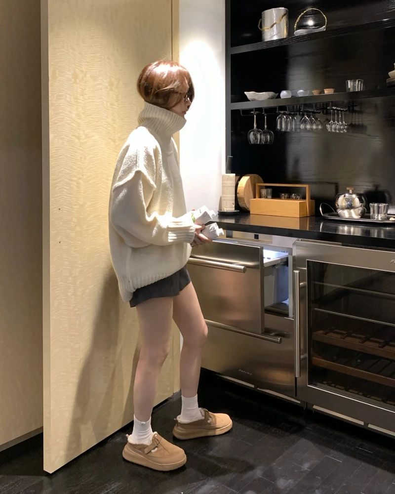 오호!! 언니💛🤍 다리 길어보이는 뮬
물론 원래 말라서지만, 이런 겨울 뮬 찾았어❄️ 뉴발 '윈터로버' 참고!
강민경이 요즘 겨울 룩마다 같은 뮬로 코디를 보여줬어요. 화이트 터틀넥 니트에 쇼츠, 네이비 롱코트에 데님 쇼츠, 니트 집업에 코듀로이 팬츠까지 발목 양말 하나로 맞췄습니다.
뉴발란스 대표 뮬 로버의 겨울 버전 '윈터로버'예요. 둥근 앞코와 T-스트랩은 그대로 두고 내피·인솔 전체에 플리스를 채워, 쇼츠 차림에도 발은 포근하죠.
가벼운 쿠셔닝 아웃솔이라 방한화처럼 무겁지 않아요. 출시는 27일 오전 10시입니다.
• 뉴발란스 윈터로버 - 베이지 / 블랙 / 그레이, 16만 원대
• 출시: 뉴발란스 공식 홈페이지, 10/27(화) 오전 10시 이미지2